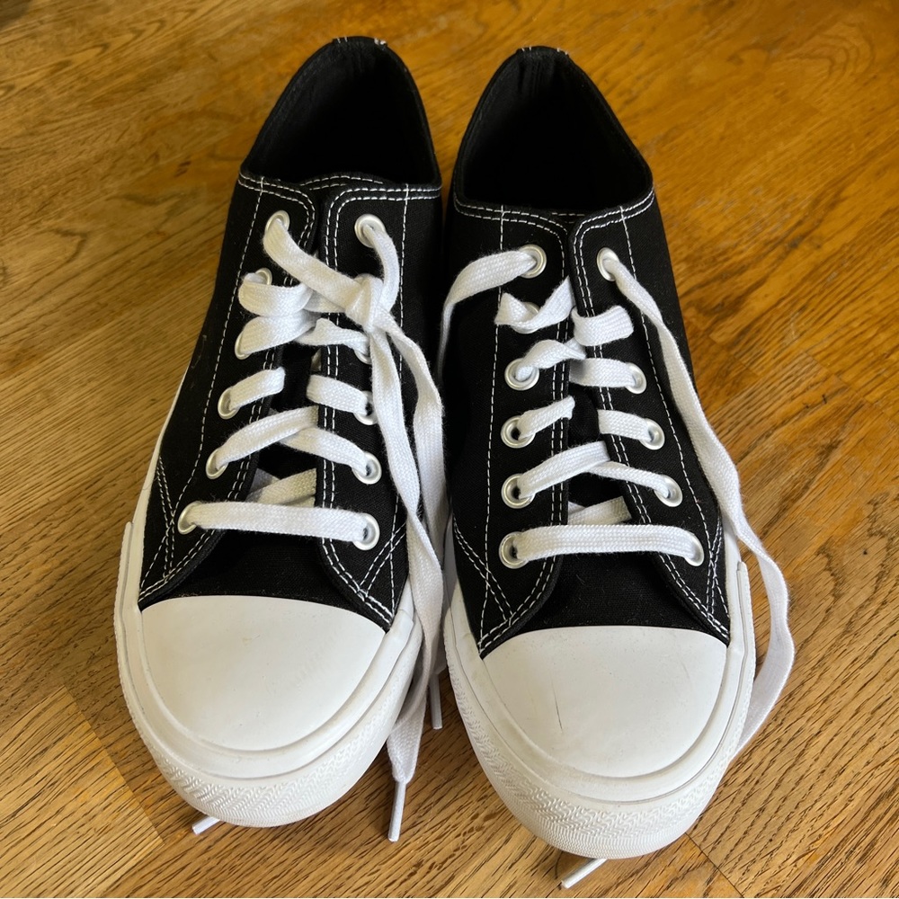 Men’s Black + White Low Top Canvas Sneakers - size 9